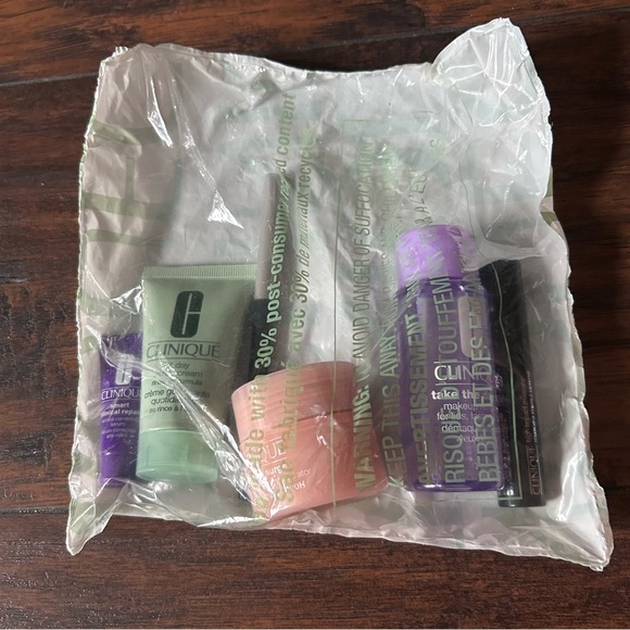 Clinique Gift Skincare Set - Picture 4 of 4